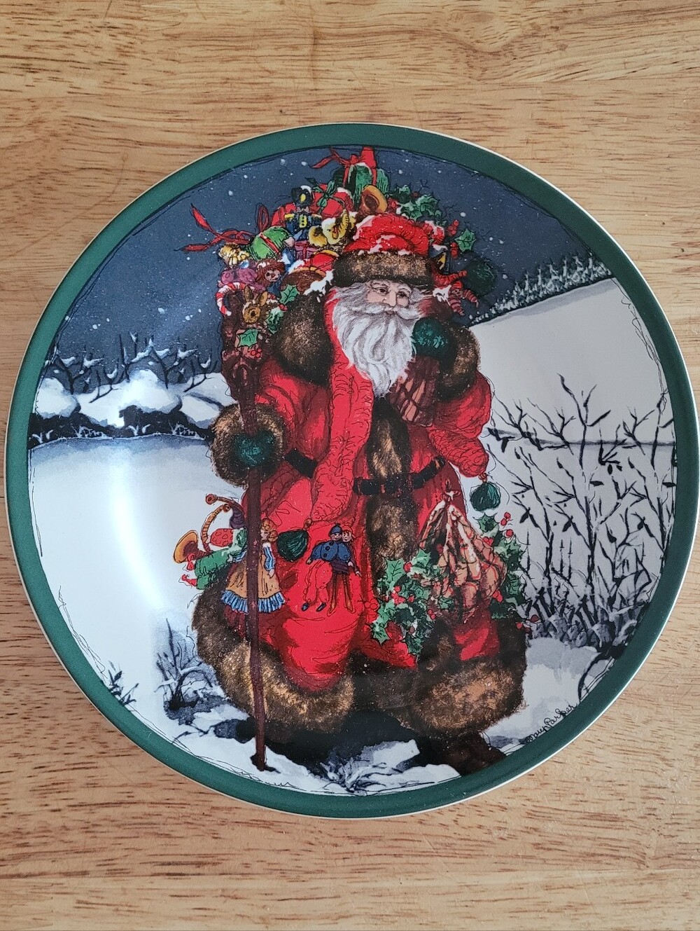 Royal Norfolk Santa Holiday Plate - Red, Green, Gold 8inch